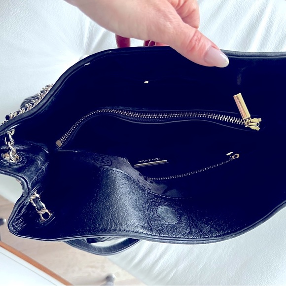 Timeless & beautiful black quilted Tory Burch bag - Picture 2 of 4